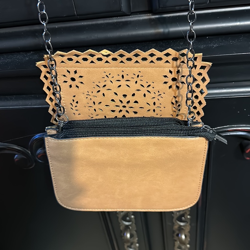 New crossbody purse with metallic design chain strap color of hematite  7”x5.5” - Picture 6 of 10